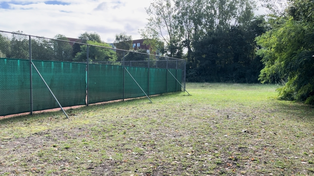 Het terrein aan de Zoomweg waar de flexwoningen zouden gaan komen