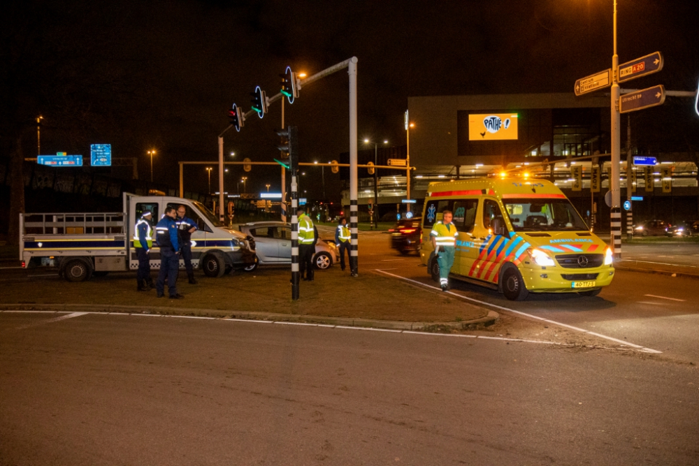 Auto en auto-ambulance botsen op elkaar op de 's-Gravelandseweg