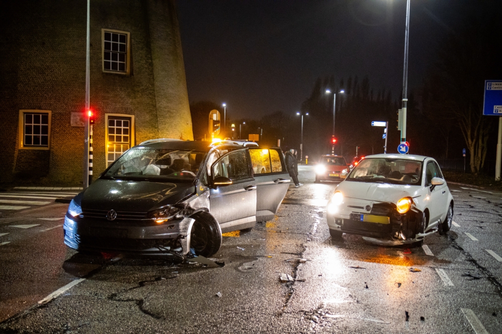 Flinke schade bij ongeval tussen twee auto's op Westlandseweg