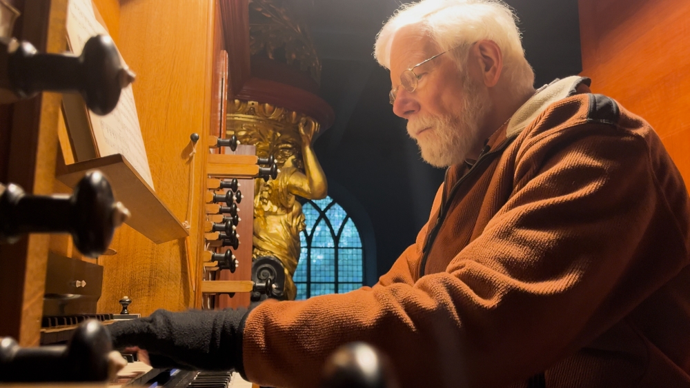 Onwerkelijk jubileum: Aad (83) geeft 2500ste lunchconcert op zijn Vlaardingse orgel