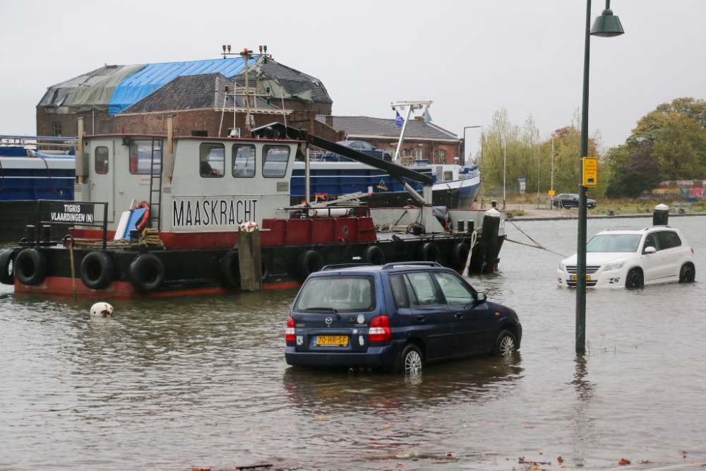 Storm Benjamin bereikt regio: tak valt op auto en kades staan onder water