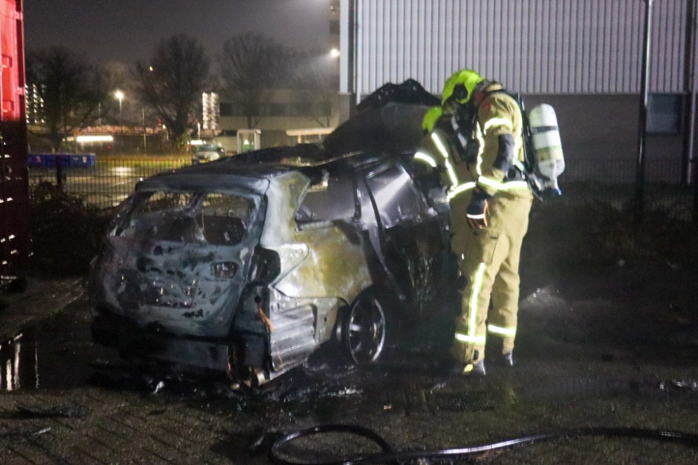 Auto brandt volledig uit op bedrijfsterrein in Schiedam