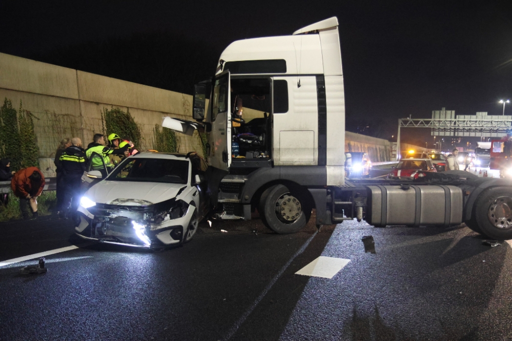 Snelweg dicht na aanrijding tussen auto en vrachtwagen