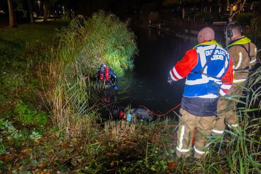 Scooter in het water zorgt voor inzet brandweerduikers