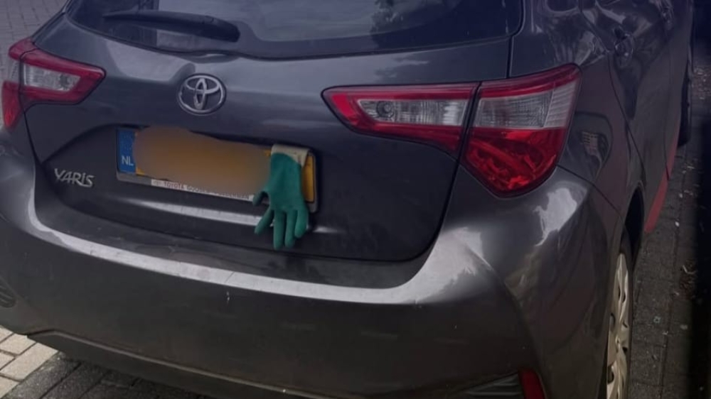 Bestuurder wil parkeerkosten voorkomen en hangt handschoen over kenteken