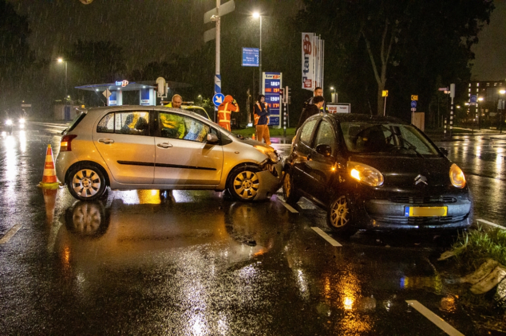 Twee auto's knallen op elkaar op de Nieuwe Damlaan