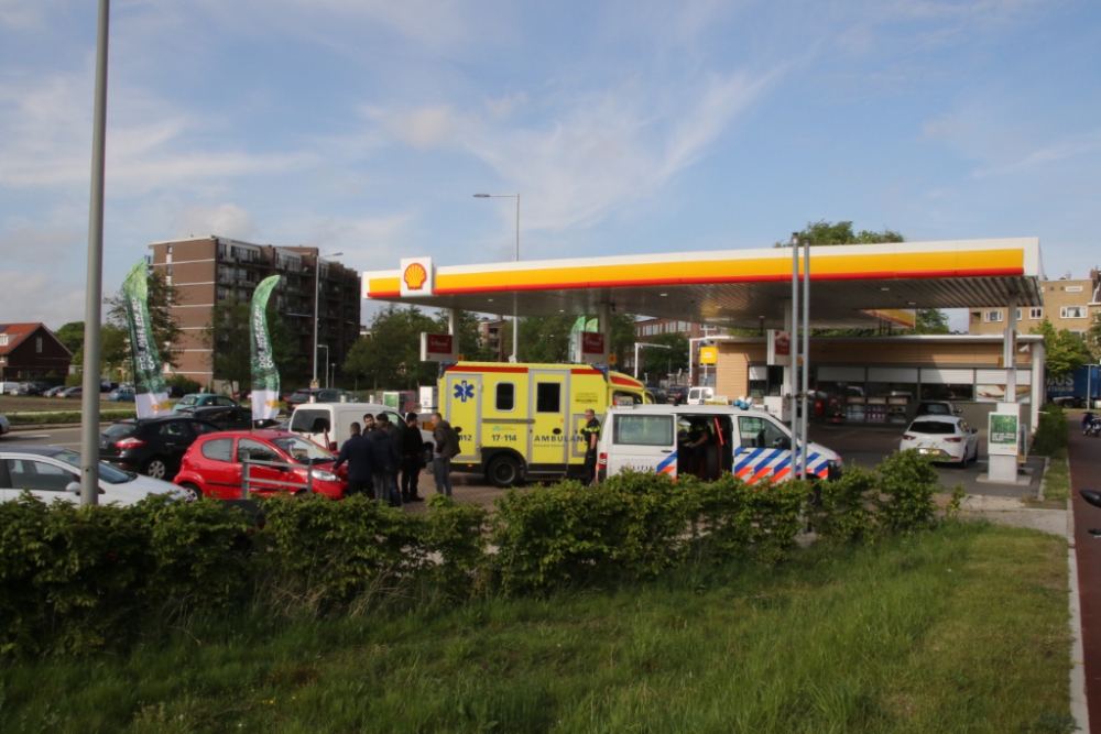 Twee auto's botsen bij tankstation