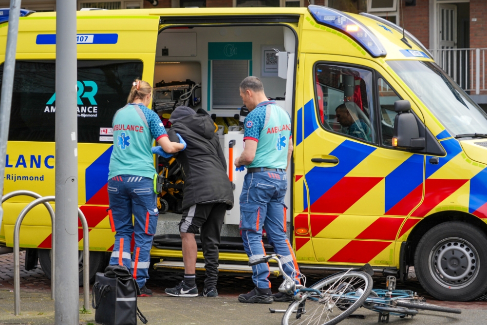 Fietser gewond na aanrijding op Van der Duyn van Maasdamlaan