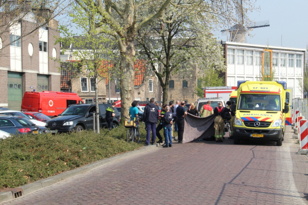 Bestuurder raakt onwel en ramt geparkeerde auto's