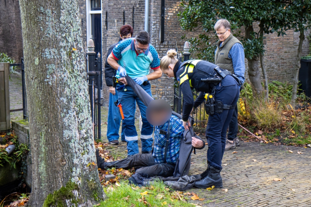 De man is onderzocht door ambulancepersoneel