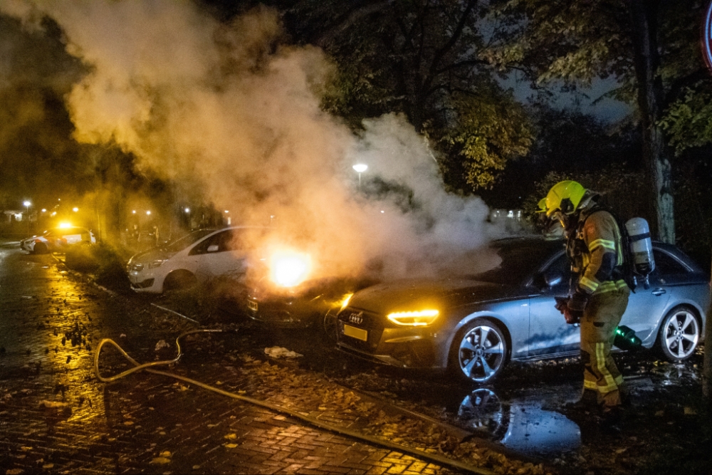 Twee auto's total loss door brand in Schiedam-West