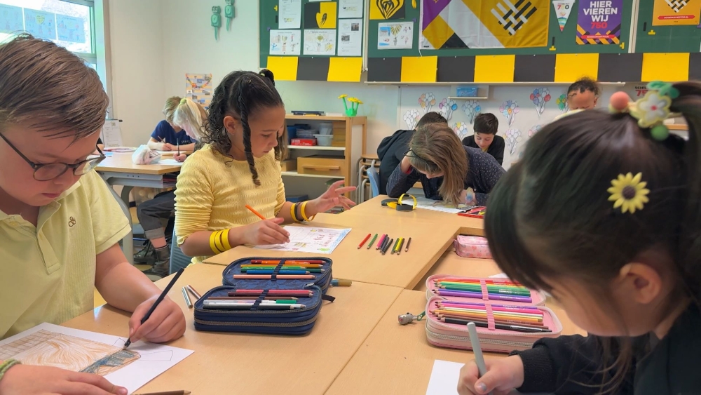 Leerlingen Jozefschool knutselen in geel-zwarte kleding molens voor jubileum