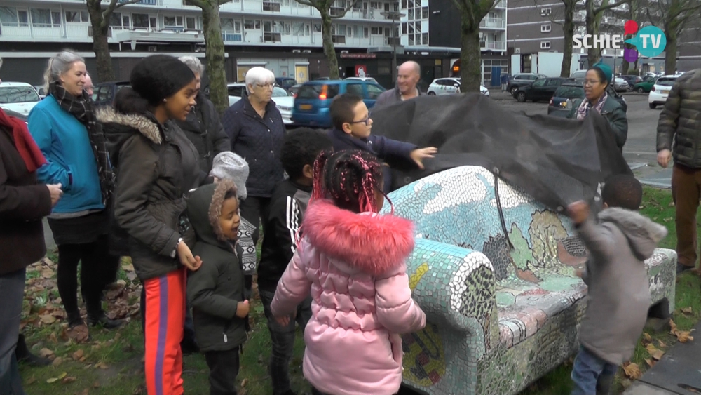 Bewoners knutselen bankje: 'Ik dacht eerst: wat een lelijk ding!'