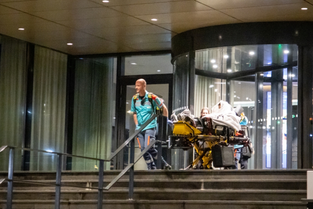 De neergeschoten man wordt meegenomen op een brancard