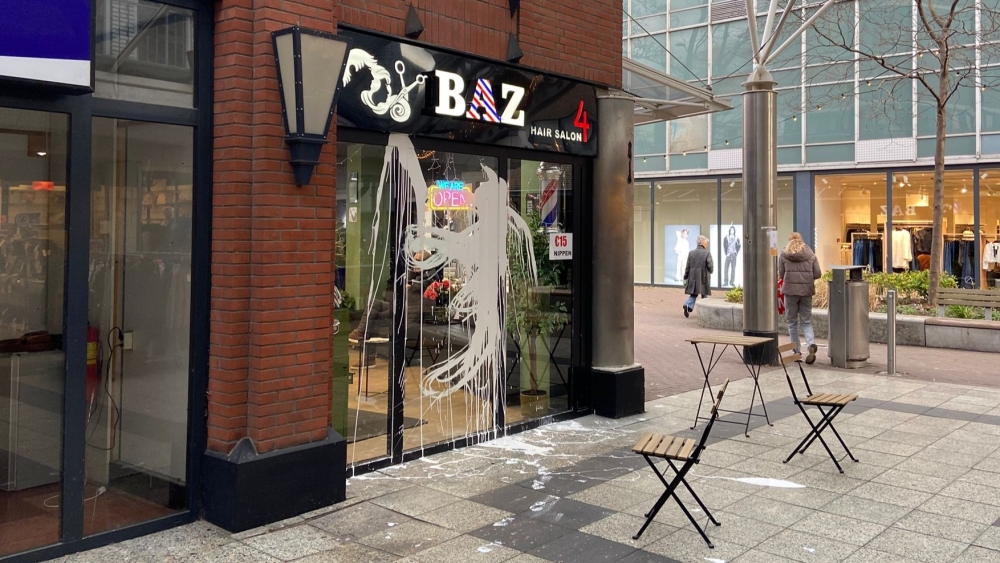 Kapperszaak Baz op het Liesveld met besmeurde ramen