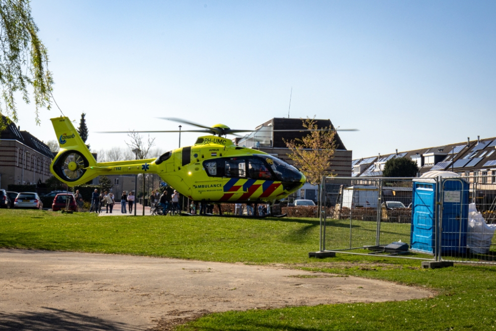 Traumahelikopter landt voor medische noodsituatie aan de Gerstakker