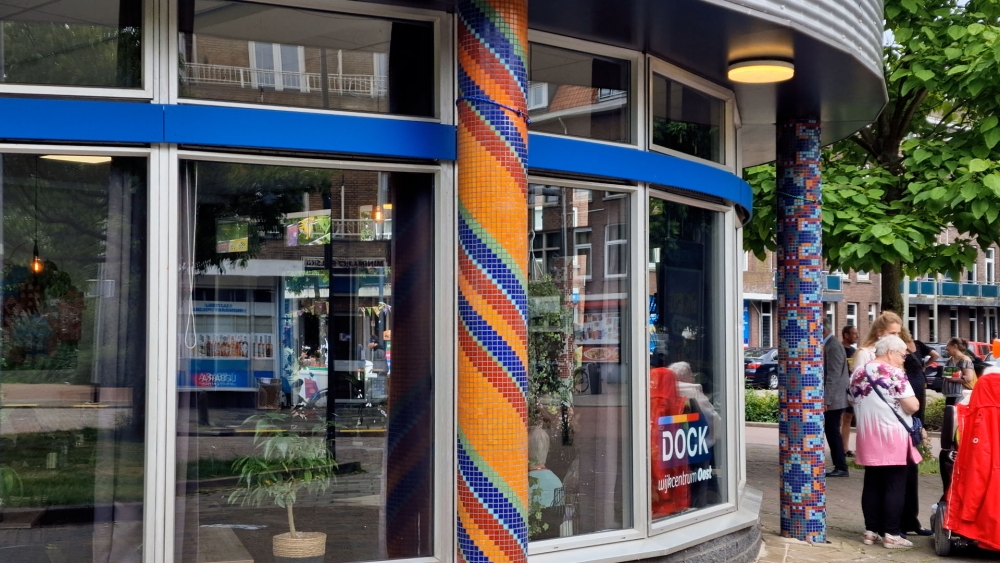 Wijkhuis Oost is vernieuwd met kunst en mozaïek: ‘Moet van de buurt zijn’
