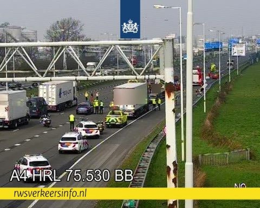 A4 afgesloten na ongeluk vrachtwagen op Vondelingplaat, chauffeur overleden