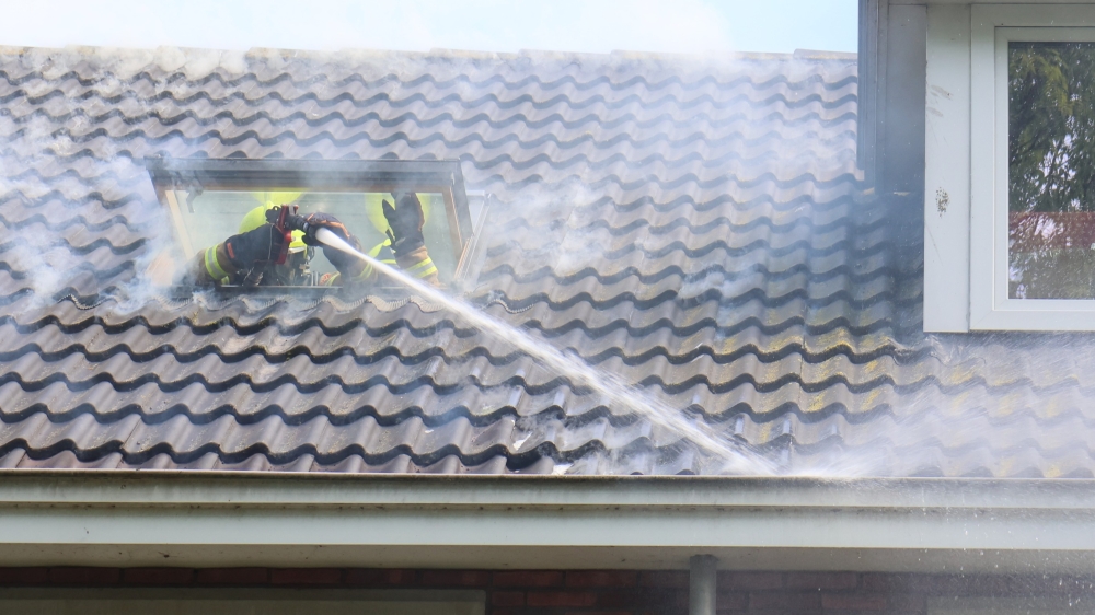 Grote brand in het dak van woning Schiedam-Oost, omliggende huizen ontruimd