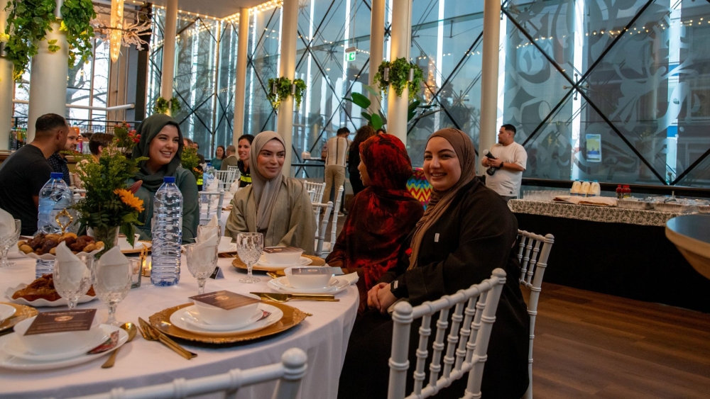 Mix van comedy en iftar trekt ruim honderd mensen naar Stadsgehoorzaal