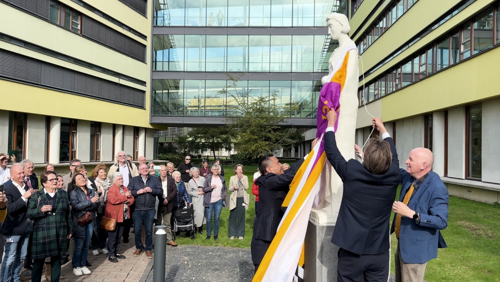 Liduina &#039;thuis&#039; in Schiedam: beeld feestelijk onthuld in tuin ziekenhuis