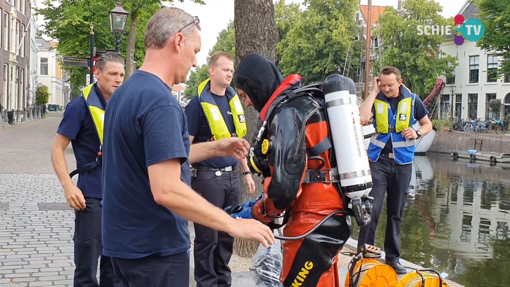 Brandweerduikers uit Schiedam oefenen in Lange Haven