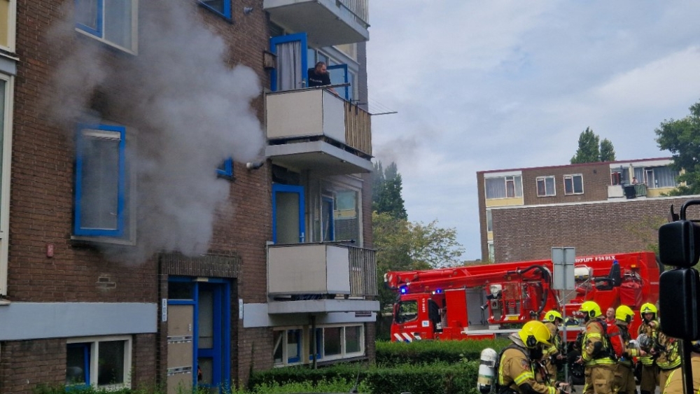 Man van balkon gered bij grote brand aan de Johannes Mulderstraat