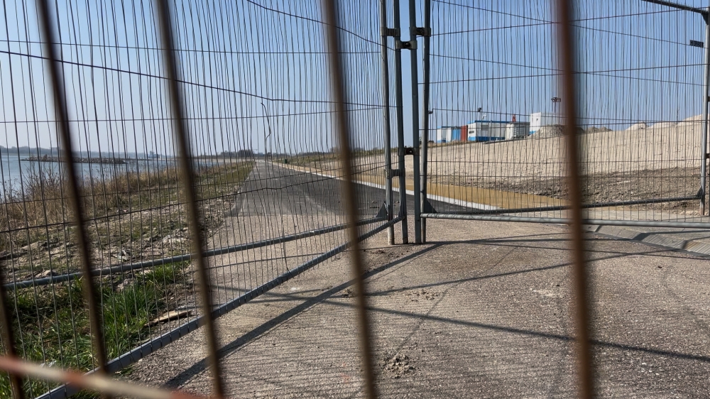 Fietsers rijden tegen hek: Oeverbospad medio april open