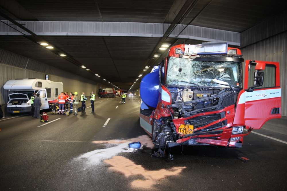 Gewonden na aanrijding met vrachtwagens in de Ketheltunnel, A4 afgesloten