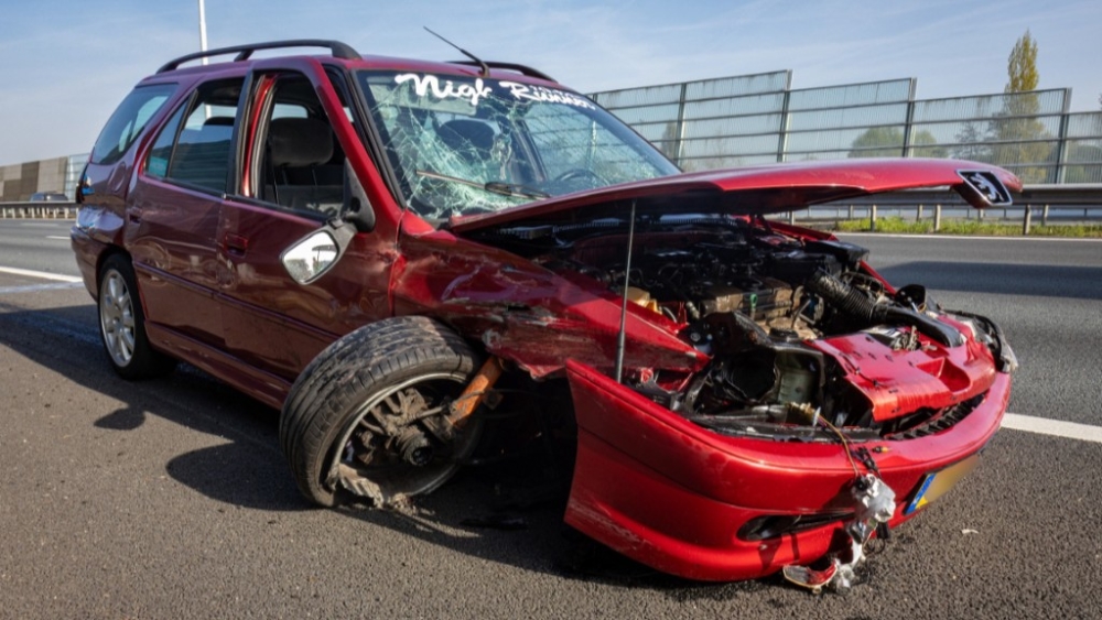 Auto belandt op neus na botsing met vrachtwagen op A20 bij Vlaardingen-West