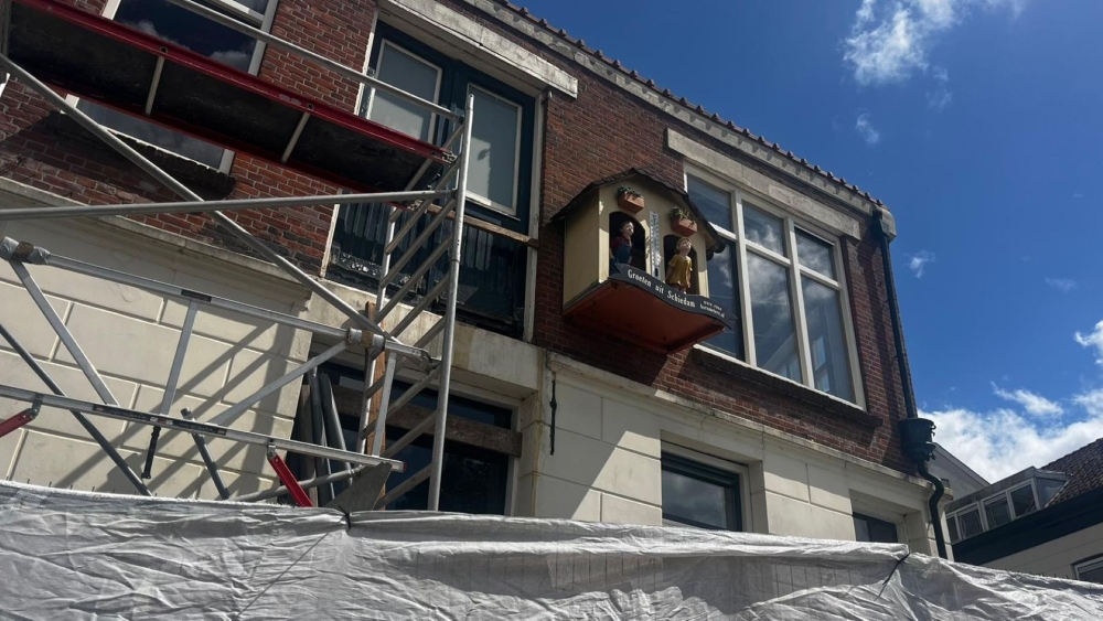 Het voormalig pand van Rose Barometers met het weerhuisje