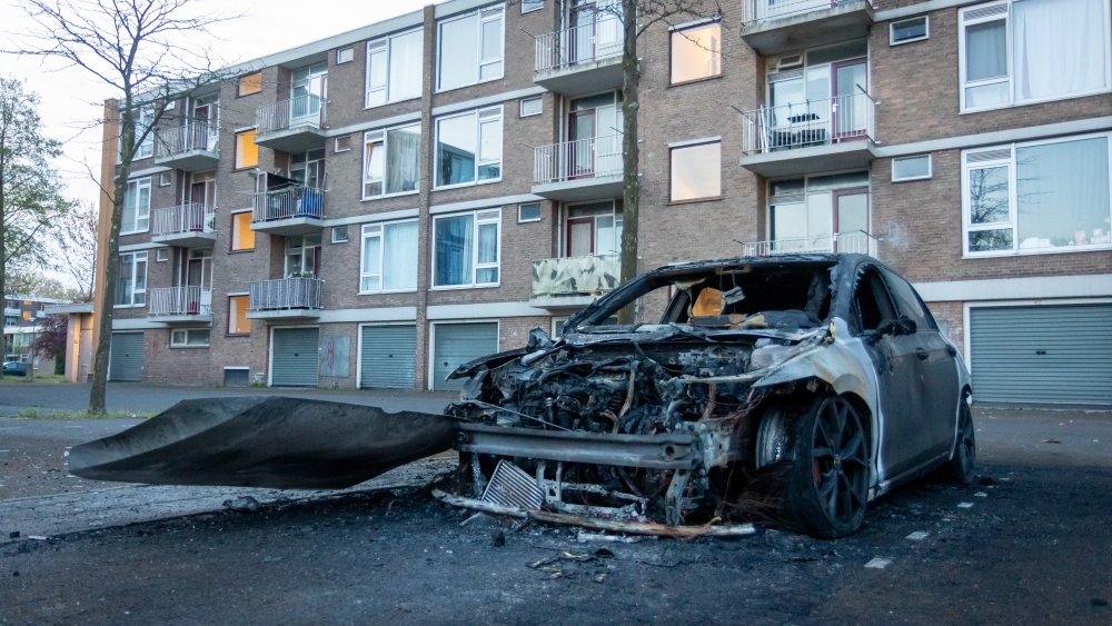 Auto volledig uitgebrand op parkeerplaats aan Willem Pijperstraat in Schiedam