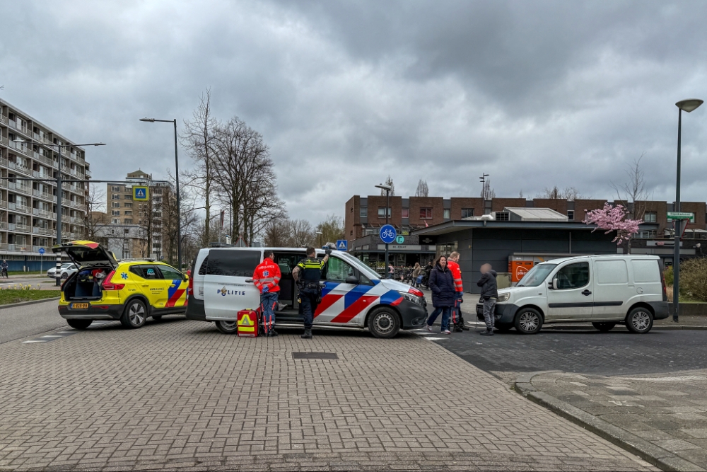 Fietser aangereden door wit busje op Laan van Bol’es