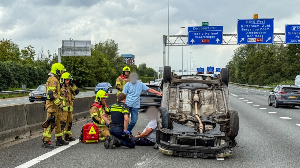 Ongeval op A20 bij Schiedam: auto belandt op zijn kop, rijbanen afgesloten