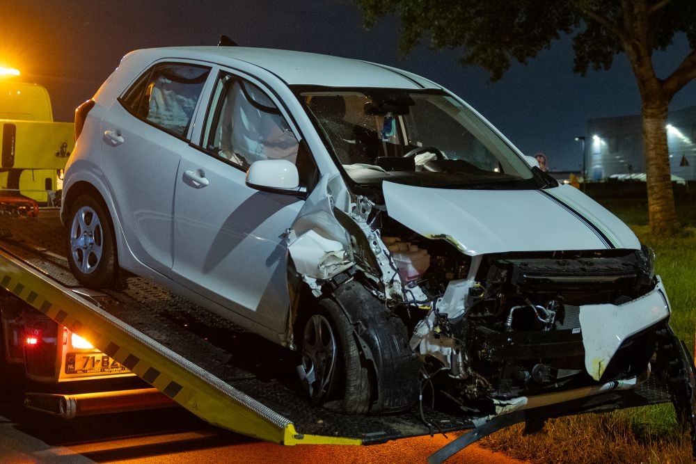 Vrouw in auto ramt boom op Maassluissedijk in Vlaardingen