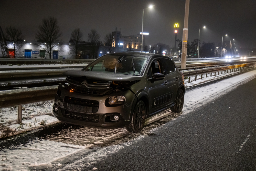 Auto raakt vangrail en draait 180 graden op snelweg