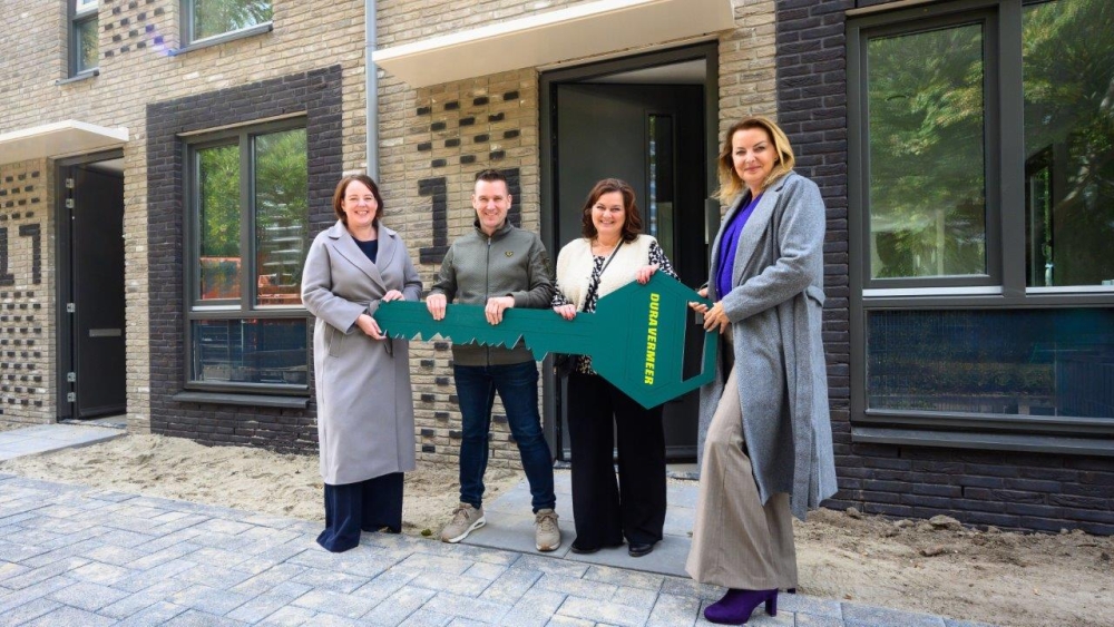 Na jarenlange renovatie krijgen bewoners 'De Nieuwe Vogelbuurt' symbolisch de sleutel