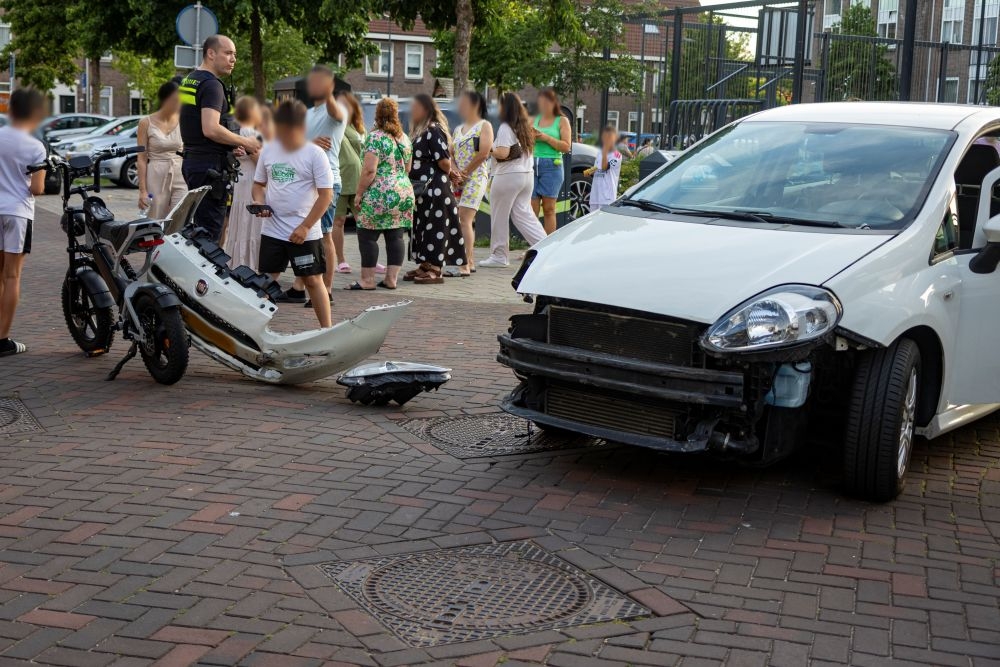 Fatbike trekt bumper van auto bij botsing