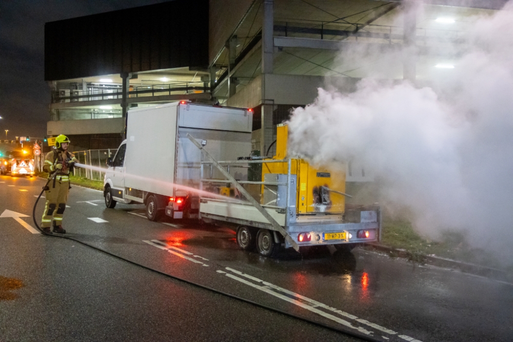 Wegwerkmachine vliegt in brand voor bioscoop in Schiedam