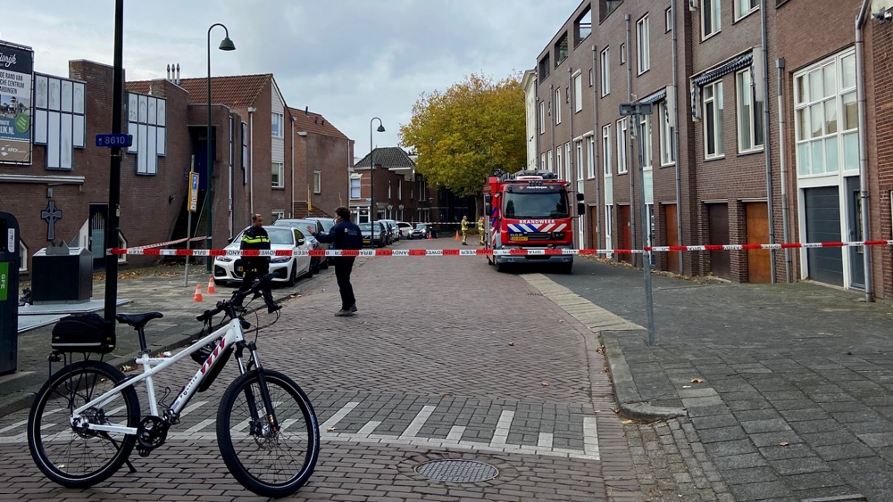 Gaslek na bodemonderzoek, straat in centrum van Vlaardingen afgezet