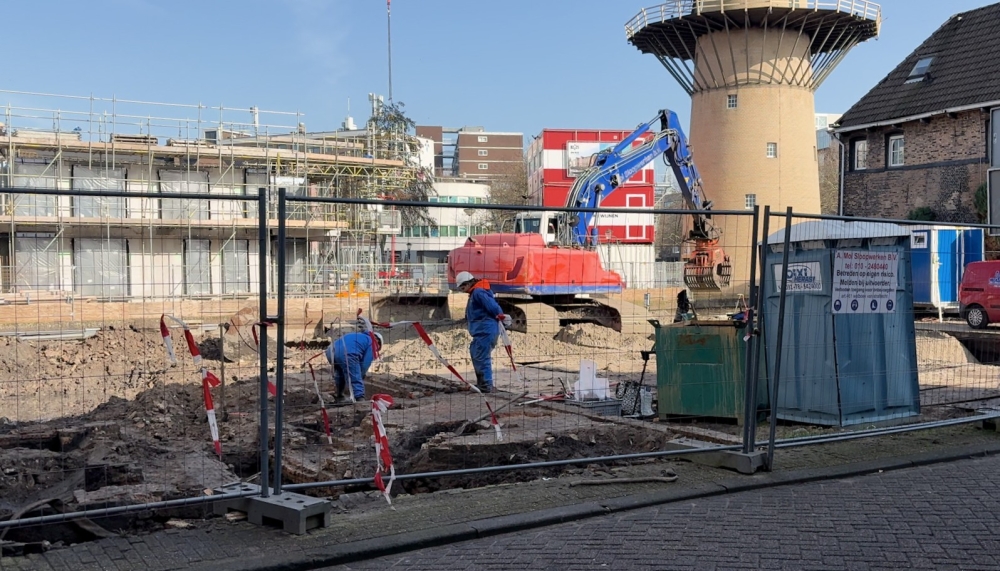 Eerst graven, dan bouwen: archeologen vinden distilleerderijsporen aan Boterstraat