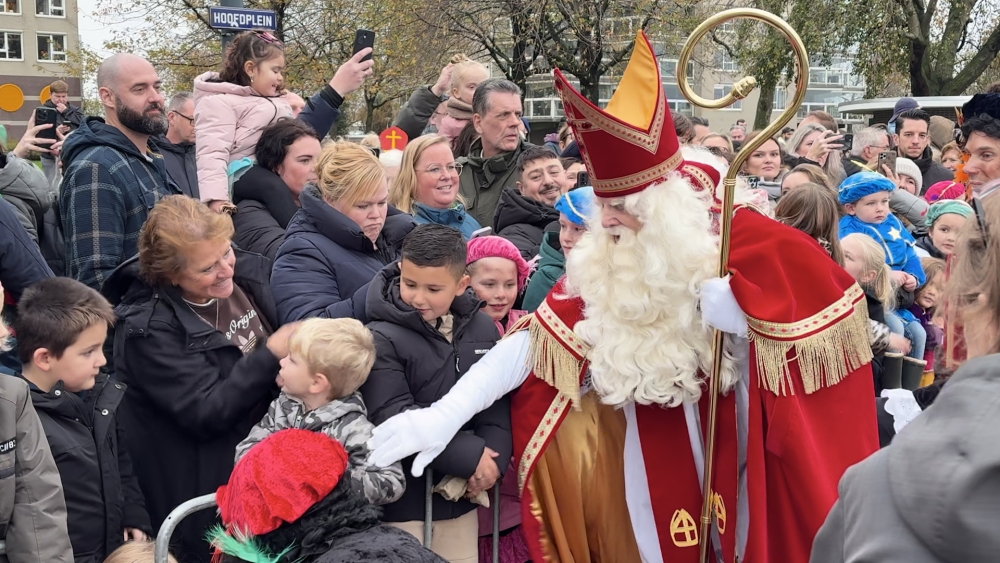 Sinterklaas verwelkomd langs volle Maasboulevard: ‘Hij komt altijd zo graag in Schiedam’