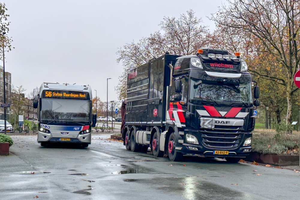 Kilometerslang dieselspoor door Vlaardingen en Schiedam door stadsbus