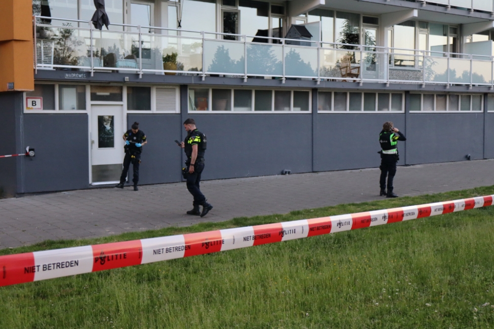 Politie vindt kogelhuls en bloed op straat in Vlaardingen, drie personen aangehouden