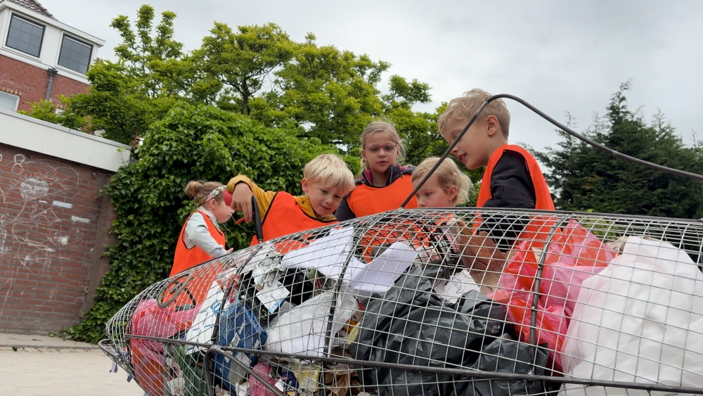 Babyharingen tegen zwerfafval: &#039;Als je afval op straat gooit, wordt de wereld ziek&#039;