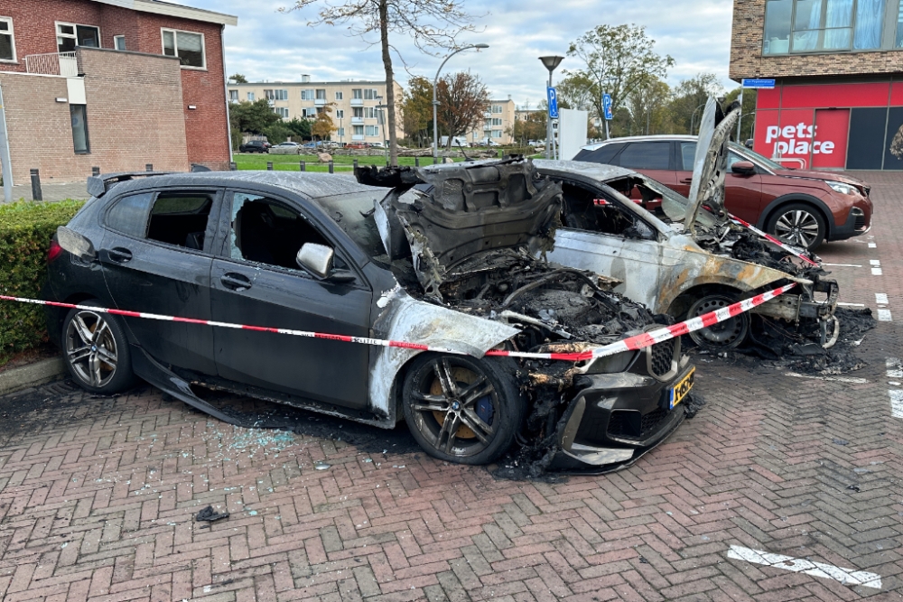Auto overgoten en in brand gestoken bij winkelcentrum Vlaardingen