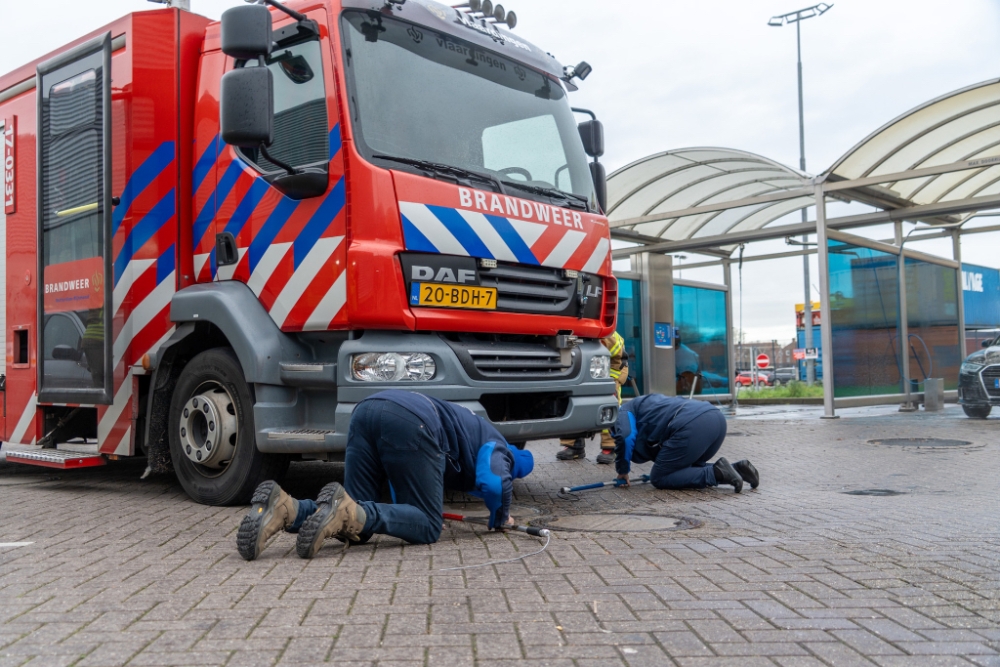 Kat bevrijd door de brandweer, komt vervolgens vast te zitten in brandweerwagen