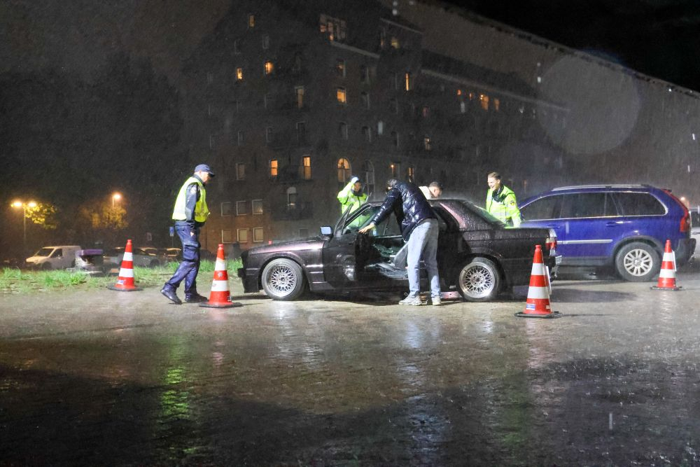 Grote controle in stromende regen in Vlaardingen
