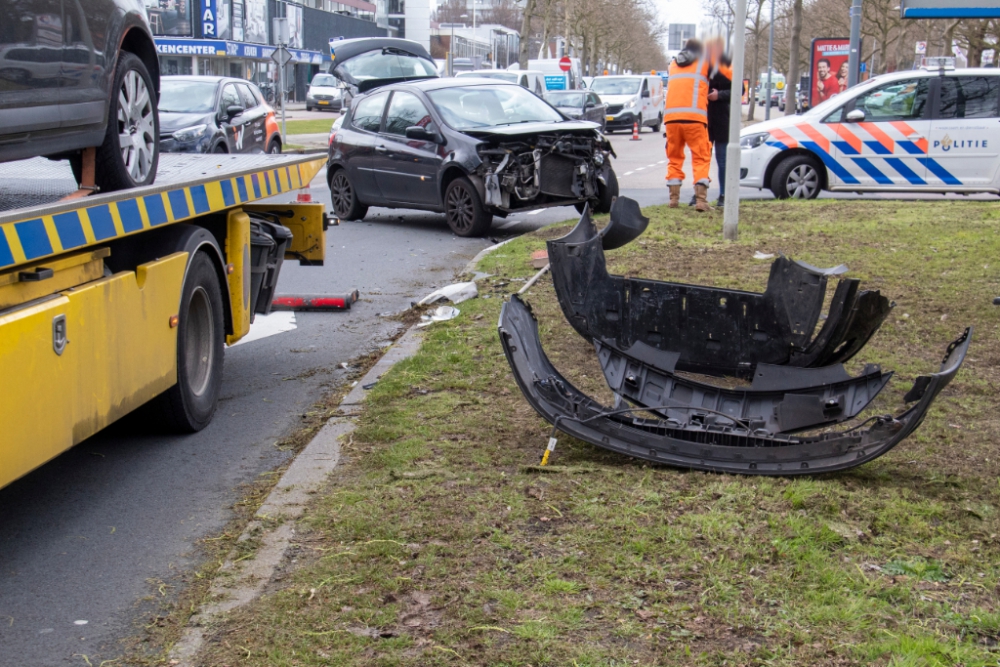 Flinke klapper tussen twee auto's op de 's-Gravelandseweg