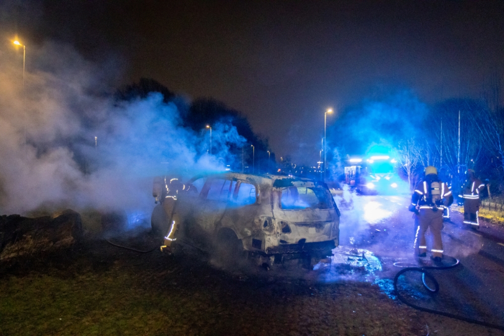 Geparkeerde auto volledig uitgebrand in de Broekpolder